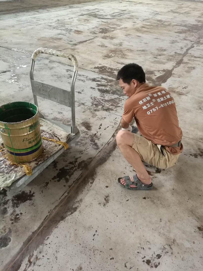 裂縫修補(bǔ),坑洞修補(bǔ),地衛(wèi)士地坪,環(huán)氧地坪漆,地坪漆施工工程,破損地面修復(fù)