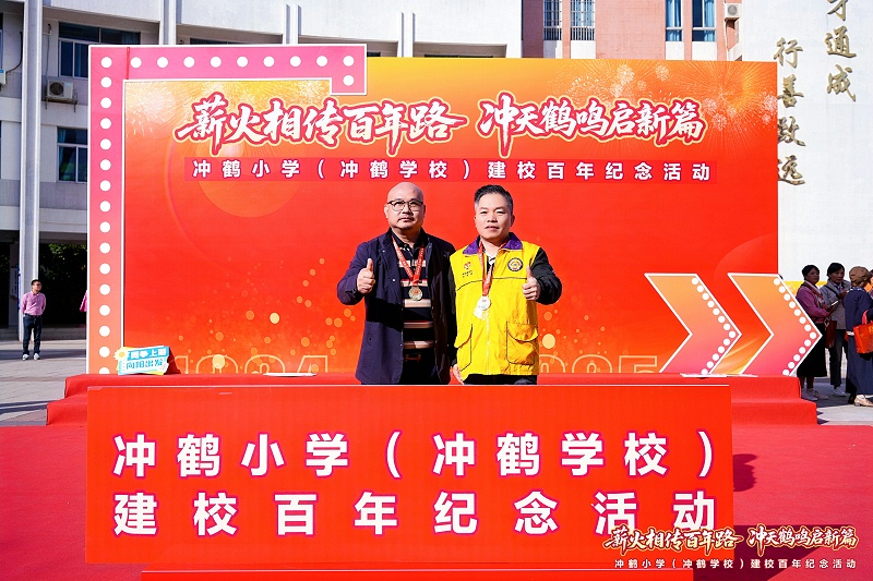 優石麗董事長陳文定與廣東獅子會獅誠服務隊隊長關健輝合影留念