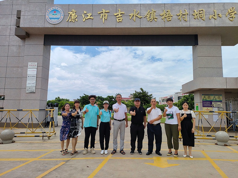 佛山優(yōu)石麗總經(jīng)理陳文定在梧村垌小學考察合影