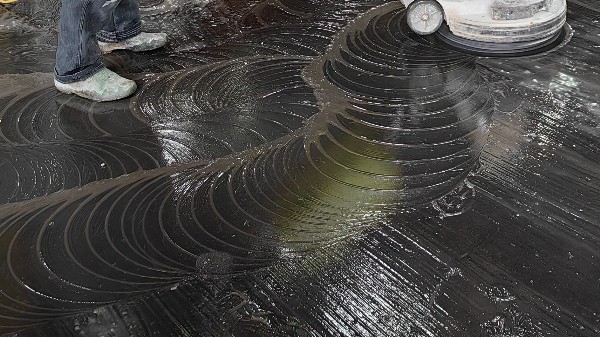 地衛(wèi)士地坪 |攻克陶瓷壓機(jī)車(chē)間重油污地面，展現(xiàn)卓越應(yīng)用實(shí)力