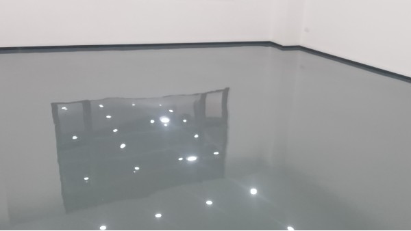 瑞普華包裝機械選用了納米超耐磨自流平環(huán)氧地坪漆