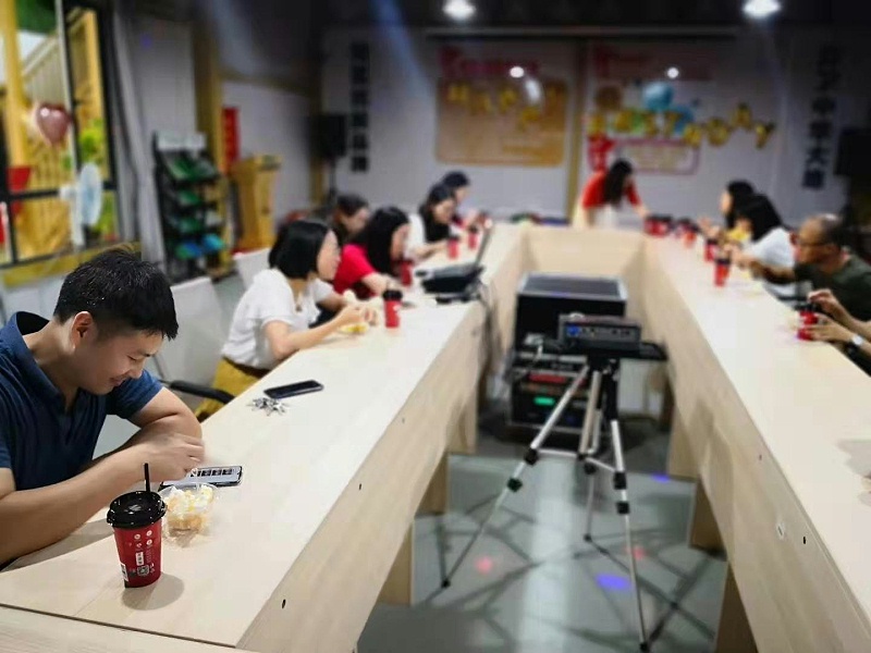 生日會(huì),共同奮斗,地衛(wèi)士地坪,佛山地坪漆公司,慶祝生日,佛山固化劑地坪,地坪漆,地板漆公司